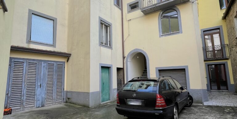 Cortile interno con posto per un'altra auto