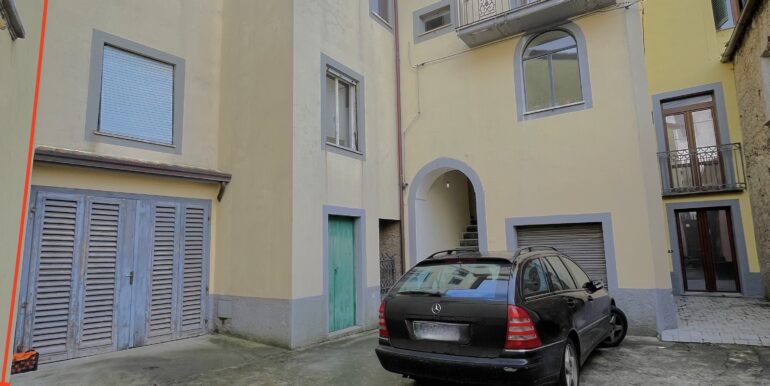 Cortile interno con posto per un'altra auto.La linea rossa demarca il confine di proprietà